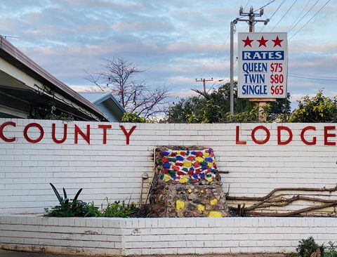 County Lodge Motor Inn - QLD Tourism 1