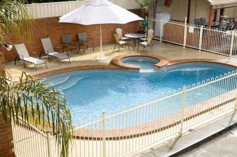 Courtyard Motor Inn - QLD Tourism 1