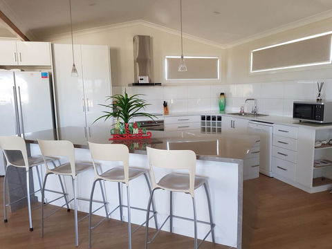 Cozzys Condo Luxury Beach House - Queensland Tourism 3