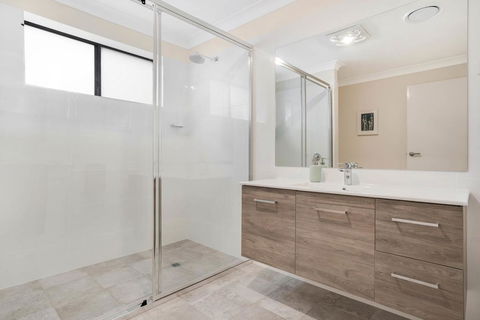 Crooked Lane Apartment - Queensland Tourism 3