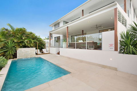 Deluxe On Water - QLD Tourism 0