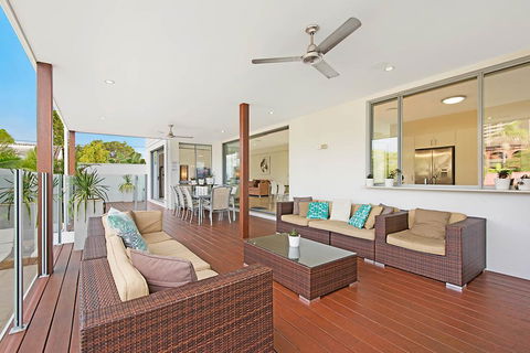 Deluxe On Water - QLD Tourism 1