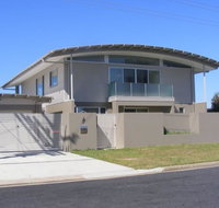 Dew on Lakeview Street - QLD Tourism