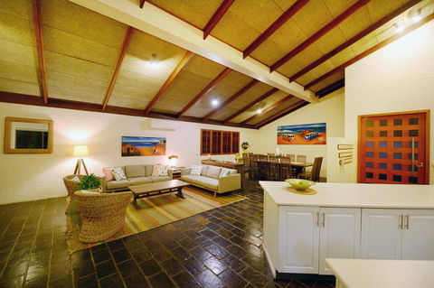 Diggers Beach Surf House - Queensland Tourism 3