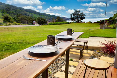 Dolphin Studio Apartment, 1a Ocean Street - Queensland Tourism 0