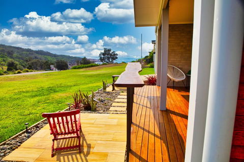 Dolphin Studio Apartment, 1a Ocean Street - Queensland Tourism 1