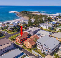 Doncaster - Yamba Main beach and sea pool - Queensland Tourism