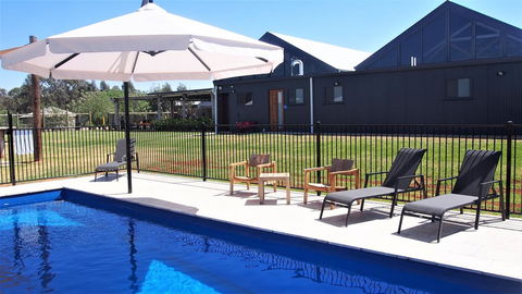 Dubbo Rhino Lodge - Queensland Tourism 1