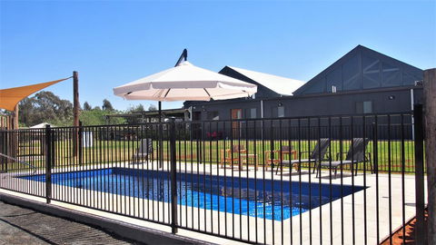Dubbo Rhino Lodge - Queensland Tourism 3