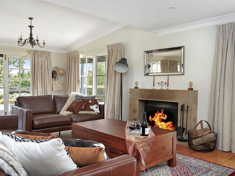 Duncraig House - Open Fireplace, Spa, Pet Friendly - QLD Tourism 1