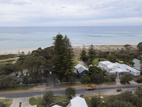 Dunsborough Beachouse YHA - Queensland Tourism 1