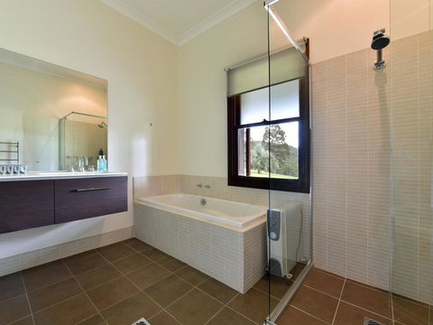 Eagles Rest @ Maluna Vineyard - Queensland Tourism 1
