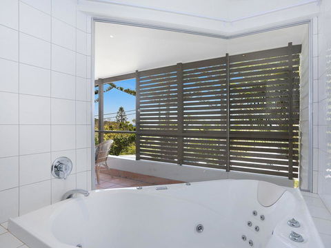 EAST COAST ESCAPES - Lighthouse Studio - QLD Tourism 2