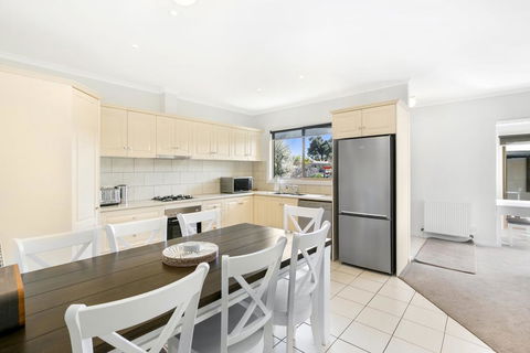 Easy Living Rosebud - QLD Tourism 1