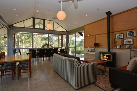 Elfin Hill Vineyard Accommodation - Queensland Tourism 4