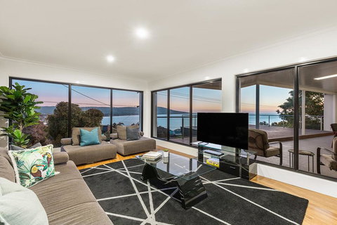 Ellerina Sea Vista Luxury Family Retreat With Sauna, Pool, Amazing Water Views, Walk To Beach - QLD Tourism 3