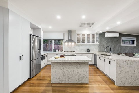 Ellerina Sea Vista Luxury Family Retreat With Sauna, Pool, Amazing Water Views, Walk To Beach - QLD Tourism 2