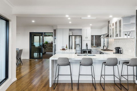 Ellerina Sea Vista Luxury Family Retreat With Sauna, Pool, Amazing Water Views, Walk To Beach - QLD Tourism 1