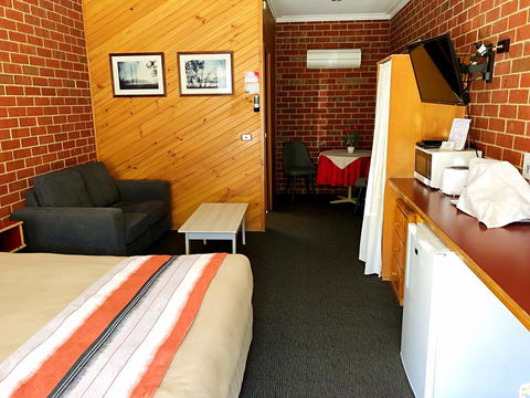 Elms Motor Inn - QLD Tourism 3