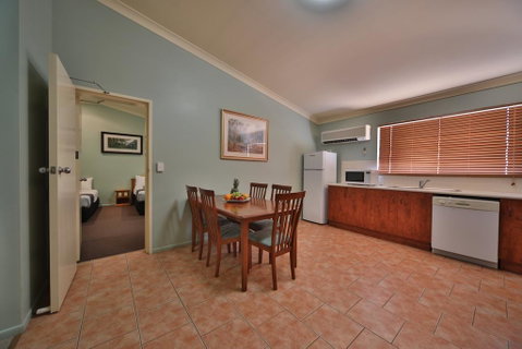 Emerald Explorers Inn - QLD Tourism 1