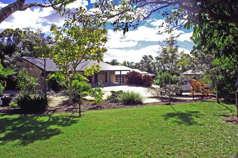 Emeraldene Inn & Eco-Lodge - Queensland Tourism 0