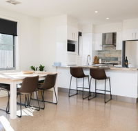 Endsleigh II - Cosy 2 Bedroom Villa Free Wifi Near CBD - QLD Tourism