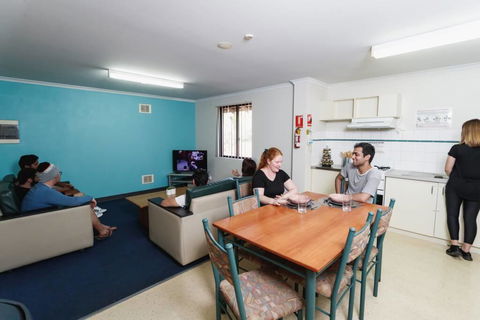 Erica Underwood House 6 Bedroom Flat - QLD Tourism 3