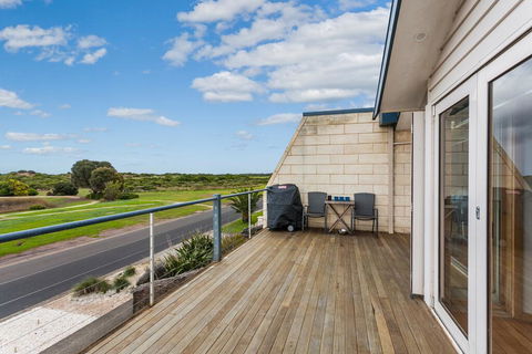 Esplanade Frontage 219a - QLD Tourism 3