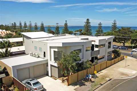 Esplanade Frontage 7B - QLD Tourism 0