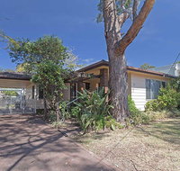 Evan's Retreat' 5 Sandy Point Road - cottage across the road from Sandy Point Beach - QLD Tourism