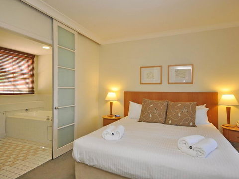Executive 1 Bedroom Spa Villa Located Within Cypress Lakes Resort - Queensland Tourism 2