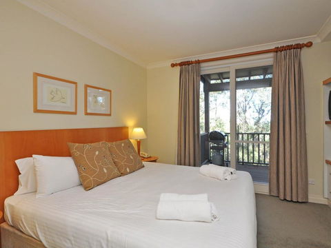 Executive 1 Bedroom Spa Villa Located Within Cypress Lakes Resort - Queensland Tourism 0