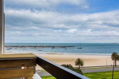 Exquisite 2 Bed Apartment With Beach & City Views - QLD Tourism 1