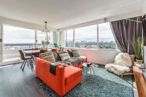 Exquisite 2 Bed Apartment With Beach & City Views - QLD Tourism 0