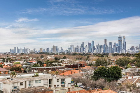 Exquisite 2 Bed Apartment With Beach & City Views - QLD Tourism 3