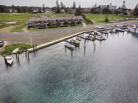 Fairholme 5, Opposite Lake - QLD Tourism 1