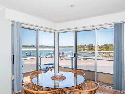 Fairholme 8, Perfect Lakefront Position - QLD Tourism 3
