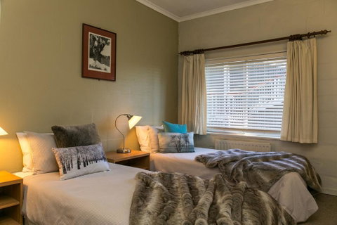 Feathertop Alpine Lodge - QLD Tourism 1