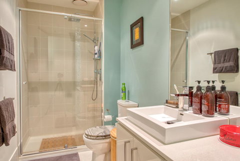 Fitzroy Lifestyle 1 Bed With Pool, Spa, Sauna & Gym - QLD Tourism 3