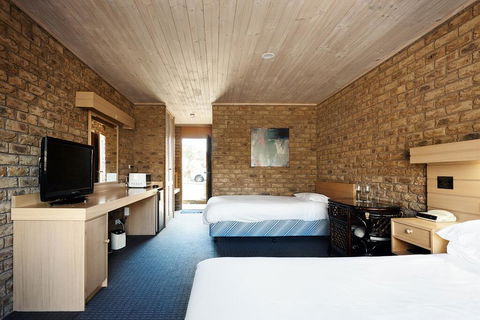 Flinders Cove Motel - QLD Tourism 3