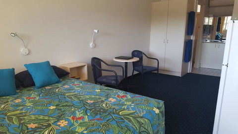 Fourth Ave Motor Inn - Queensland Tourism 3