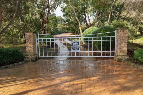 Garden Pavilion - Art House Yallingup - Queensland Tourism 1