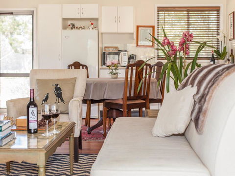 Gartelmann Studio @ Gartelmanns Wines Walk To The Deck Cafe + Wine Tasting - Queensland Tourism 3