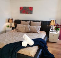 GIRLS ONLY. Large bedroom with KING bed close to everything - QLD Tourism