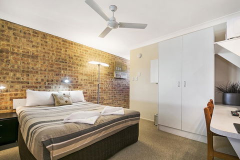Golden Beach Motor Inn - QLD Tourism 2