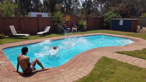 Golden Country Motel And Caravan Park - QLD Tourism 1
