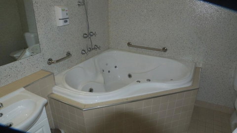 Golden Leaf Motel - QLD Tourism 1