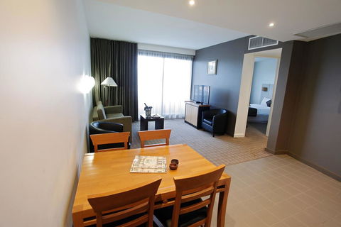 Golden Pebble Hotel - Queensland Tourism 3