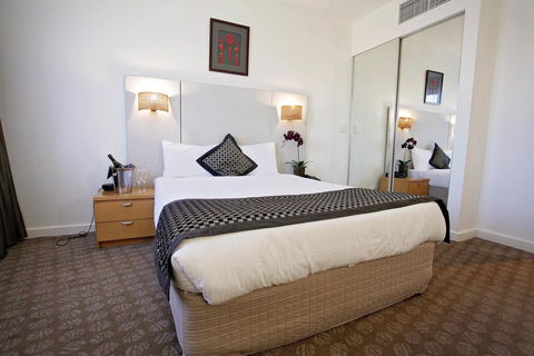 Golden Pebble Hotel - Queensland Tourism 1
