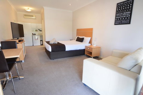 Golden Reef Motor Inn - QLD Tourism 2